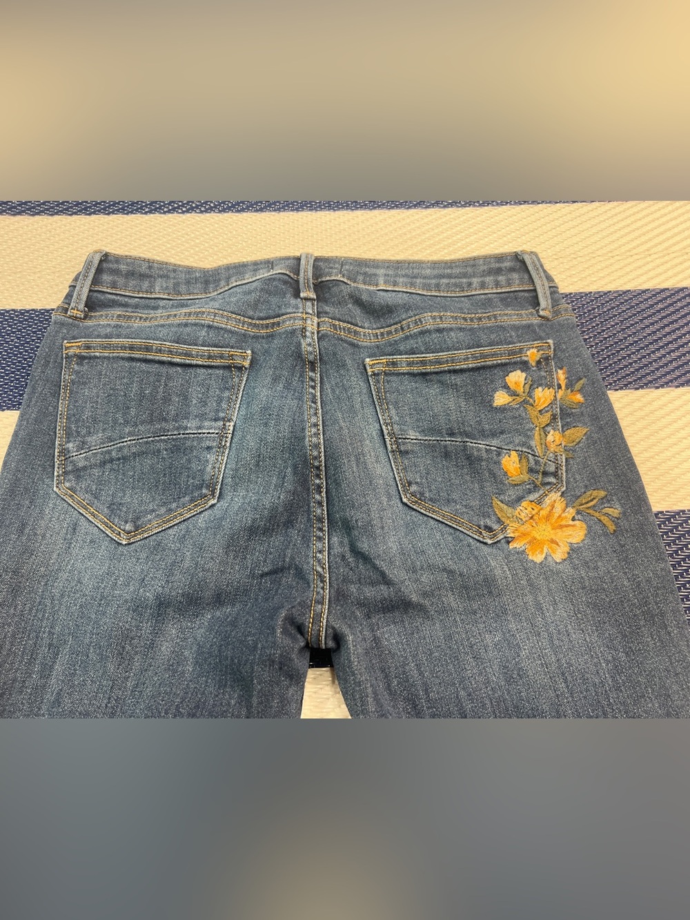 DRIFTWOOD Women’s Embroidered Floral Cropped Jeans Frayed Hem 29 - Picture 3 of 9